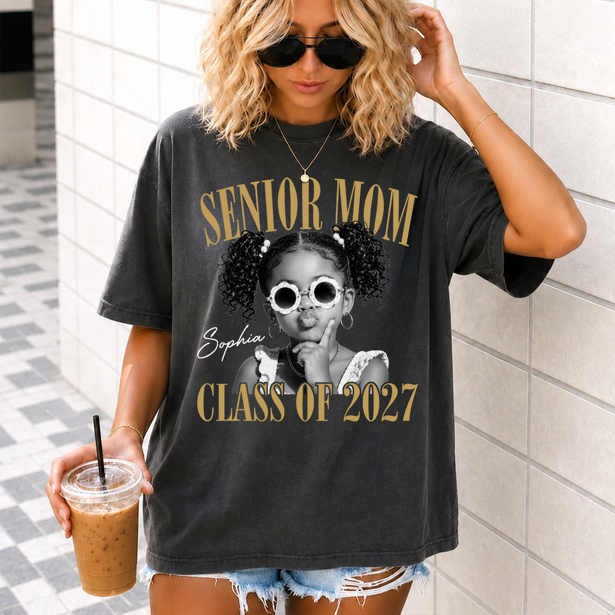 Custom Retro Senior Mom 2027 Comfort Shirt - Personalized Class of 2027 Gift, Proud Family Gift HO82 903210