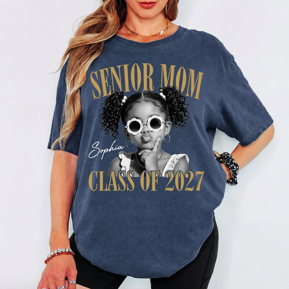 Custom Retro Senior Mom 2027 Comfort Shirt - Personalized Class of 2027 Gift, Proud Family Gift HO82 903210