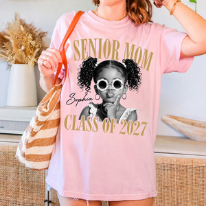 Custom Retro Senior Mom 2027 Comfort Shirt - Personalized Class of 2027 Gift, Proud Family Gift HO82 903210